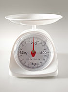 A kitchen scale with one scalepans and a dial to indicate the weight