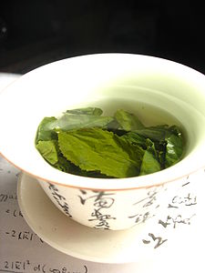 Tea leaves steeping in a zhong čaj 05.jpg