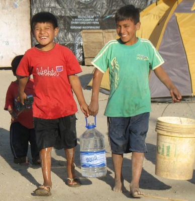 Children carrying water bottles following Peru earthquake 2008 ERP