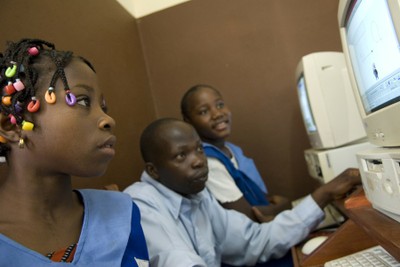 Children from Kankan, Guinea, at the computer