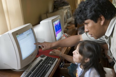 Children from Cochabamba, Bolivia, at the computer