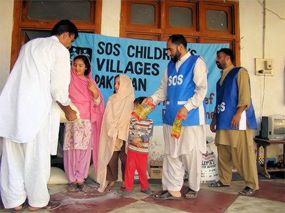 Pakistan Flood October 2010: giving aid to families