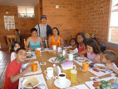 Leidy, Brian and Kimberly having breakfast with their family - CV Cali